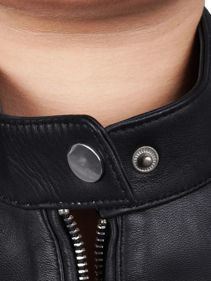 Snug button collar